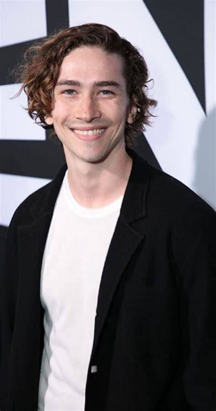 Dylan Arnold as Jonah in The cousins