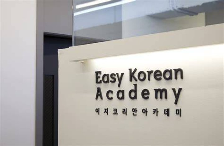 Easy Korean Academy Logo