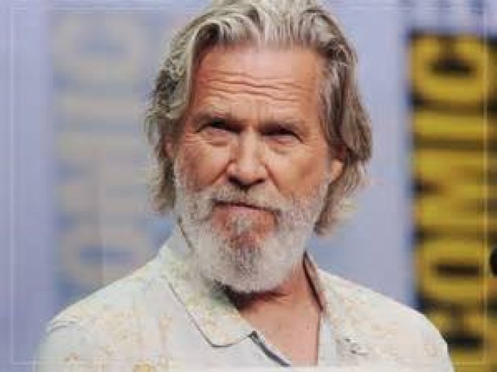 Jeff Bridges talking to some cops in The Old Man