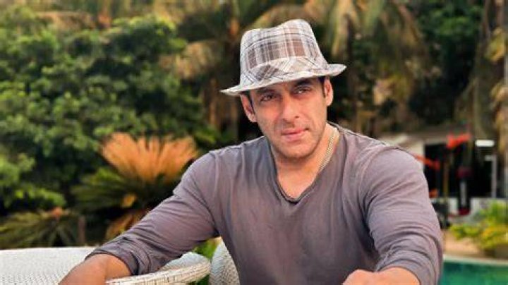 Salman Khan shares post-workout pic flaunting his thigh muscles
