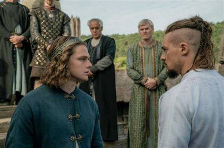 Uhtred with King Edward in background next to Bebbanburg